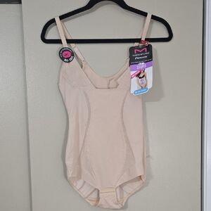 Maidenform Flexees Shapewear Bodysuit in Nude Size Medium (8-10) NWT